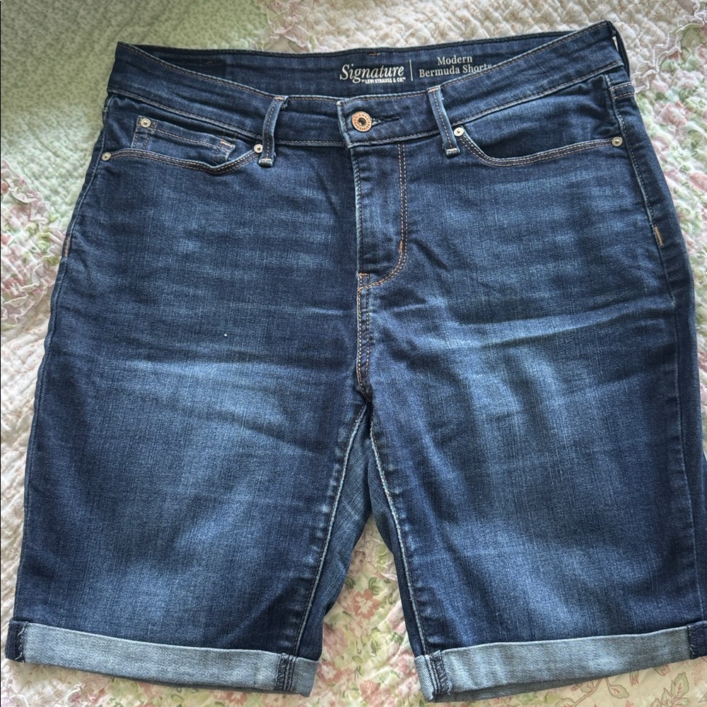 Levi’s signature modern Bermuda shorts